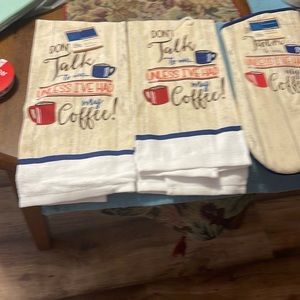 3 piece set, 2 kitchen towels and mitt